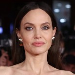 Анджелина Джоли заприлича на бабичка-Снимки