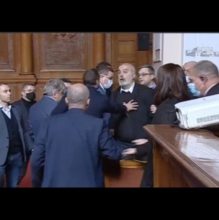 Чудо невиждано в парламента заради ареста на Борисов - депутати скочиха на бой (Снимки):
