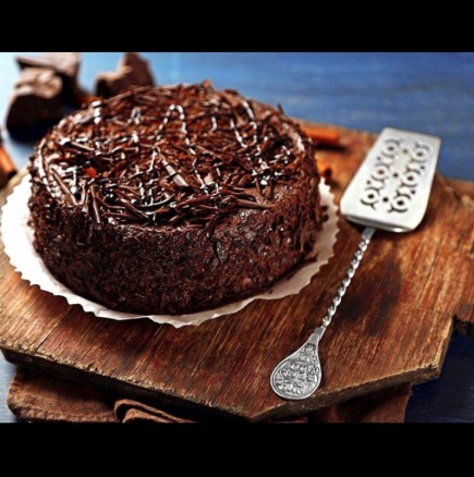 Само 3 съставки и без грам брашно: Рецепта за сочна шоколадова торта, за която няма да ви трябва много време