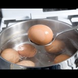 Няколко хитри трика, за да останат цели варените яйца за Великден: