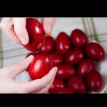 Ето как да получите интензивен червен цвят на яйцата без грам химикали! Методът, който дава най-добри резултати: