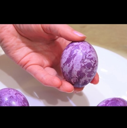 Ще ви се получи много красиво от първия път - боядисайте яйцата за Великден по лесния начин:
