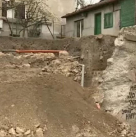 Мъж от Русе намери заровено голямо имане в двора си при изкопни работи
