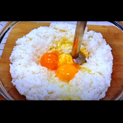 Разбивам малко ориз с 3 яйца и после мятам в тиганчето - всеки път е още по-вкусно от предишния!