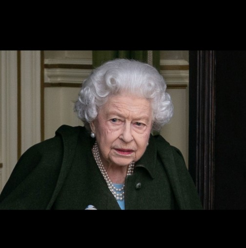 Тъжна гледка: Кралица Елизабет II съвсем грохна на службата в чест на принц Филип (Снимки)