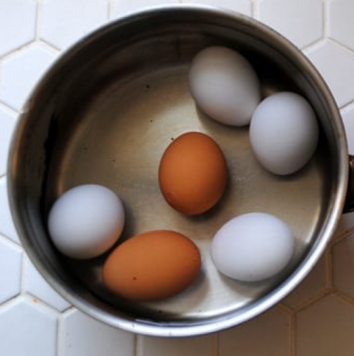Всеки прави тази грешка, когато вари яйца! Ето какво трябва да знаете: