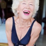 76-годишна баба се съблече по провокативни бикини: Гледката не оставя никого безразличен! (Снимки):