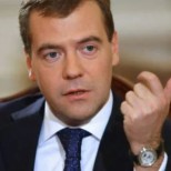 Медведев заплаши с ядрена война  