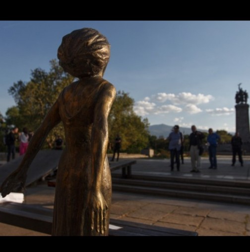 Статуята на раздора - стотици възроптаха срещу "Викът на украинската майка" на пъпа на София (Снимки):