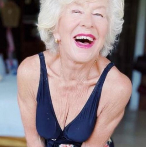 76-годишна баба се съблече по провокативни бикини: Гледката не оставя никого безразличен! (Снимки):