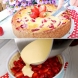 Ягоди и кисело мляко - перфектният сладкиш! Има вкус на крем - толкова е нежен! Разбий, залей и изпечи: