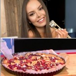 Къдравият пай с ягоди на Виктория Капитонова - супер свеж и супер лесен: