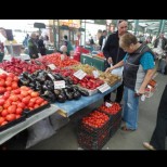 Не е за вярване какво се случва с цената на доматите и краставиците