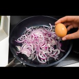 Глава лук и 4 яйца - ето как да ги превърнете в голяма вкусотия за нула време: