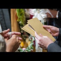Кумата пъхна 50 лв в плик и го подари на младоженците - когато публично обявиха сумата, всички ахнаха: