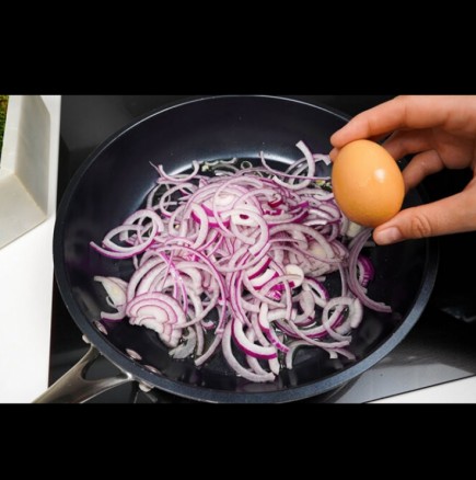 Глава лук и 4 яйца - ето как да ги превърнете в голяма вкусотия за нула време: