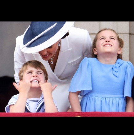 Принц Луи открадна шоуто на парада в чест на кралицата - веднага стана "вайръл"! (Снимки):