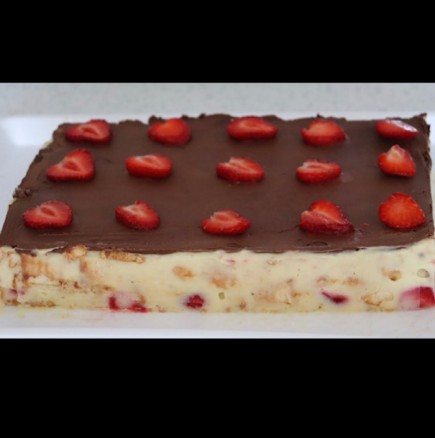 ЕКСПРЕСНА сладоледена торта с ягоди, шоколад и бисквитки! Хрупкава и нежна комбинация за 100% наслада: