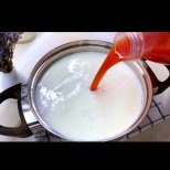 Ето каква вкусотия става, ако изсипете доматения сок във врящо мляко: