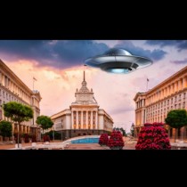 Паникьосани граждани заснеха НЛО в небето над София (Снимки):