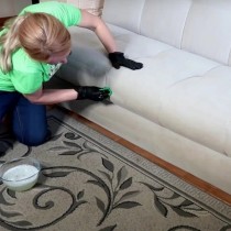Вече не се притеснявам, че диванът ми е светъл цвят. Приятелка рускиня ми показа най-лесния начин за почистване и става като нов!