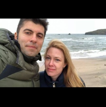 Кирил Петков и Линда цъфнаха по на плажа като обикновени туристи без охрана (Снимки):