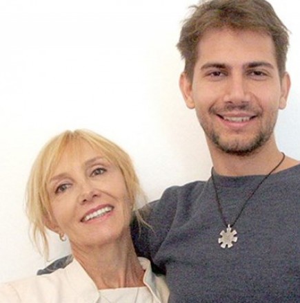 Синът на Стефан Данаилов стана доктор-Насочил се към специалност в последните дни от живота на баща си-Снимка със съпругата