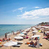 Ето къде са най-скъпите и най-евтините чадъри и шлизлонги по Българското Черноморие и средните цени в Гърция
