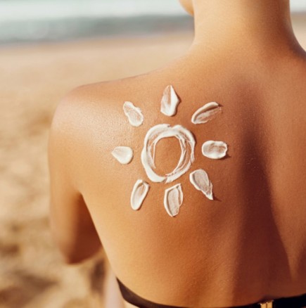 Опасно ли е да оставяме слънцезащитен крем върху кожата през нощта