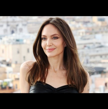 Просто класа! Анджелина Джоли изглежда невероятно в ефирна лятна рокля на разходка в Рим (Снимки):