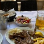 Българин публикува снимка на обяда си в Гърция и показа защо нашенци се редят на опашка за там