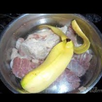 Защо изобретателните домакини слагат бананови кори в тенджерата с месо: отговорът ще ви изненада!