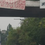 Всички говорят за голямото любовно обяснение на плакат на Моста на влюбените в София-Снимка