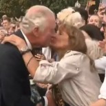 Тайнствена гъркиня целуна крал Чарлз III пред Бъкингамския дворец