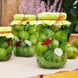 Вкусни зелени домати в марината: как да ги приготвите правилно