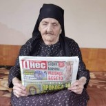 Ето как живее100-годишната баба Кипра, която следи новините и с наслада отпива от сутрешното кафе