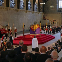 Уилям и Хари направиха нещо невиждано край ковчега на кралицата-Видео