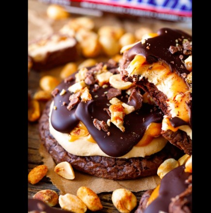 Домашни шоколадови бисквити с вкус на Сникърс - шоколад, карамел и хрупкава основа: