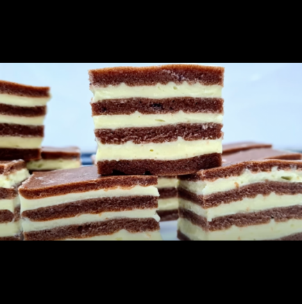 Шоколадови блатове и пухкав ванилов крем - всички се избиват за парченце от нея!: Класическа ванилова торта: