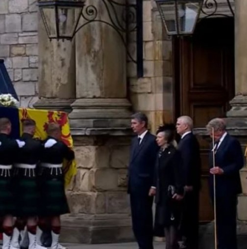 Тленните останки на кралица Елизабет II пристигнаха в Единбург-видео