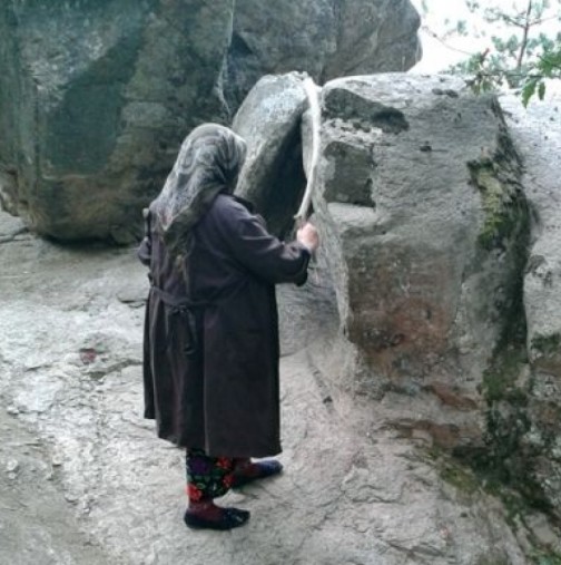Тайнственият камък в Западни Родопи, чиято магическа сила се пази от вековете (Снимки)