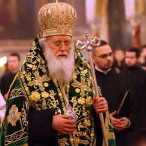 Патриарх Неофит припадна по време на литургия