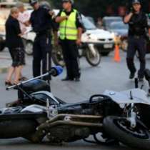 Полицай с мотор се заби челно в кола