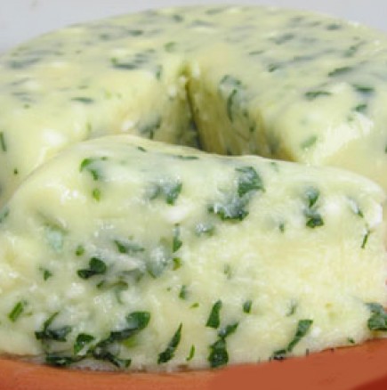 Домашно сирене с магданоз и чесън-стъпка по стъпка