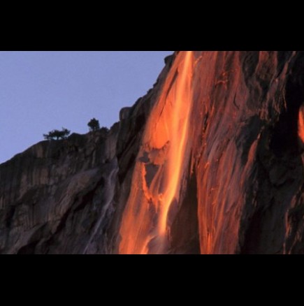 Невероятно: От този водопад тече огън! (Видео)