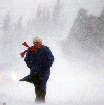 Жълт код за силен вятър и сняг в половин България