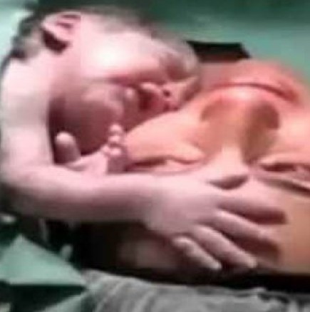 Новородено бебе не иска да се отдели от майка му (Видео)