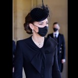 Истинска кралица! Кейт Мидълтън сложи любимата вещ на Елизабет II на погребението й (Снимки)
