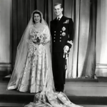 Кралица Елизабет II платила за сватбената си рокля от коприна и 10 000 перли с купони за дажби от Втората световна война