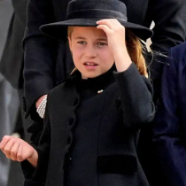 Принцеса Шарлот избухна в сълзи на погребението на прабаба си-Снимка